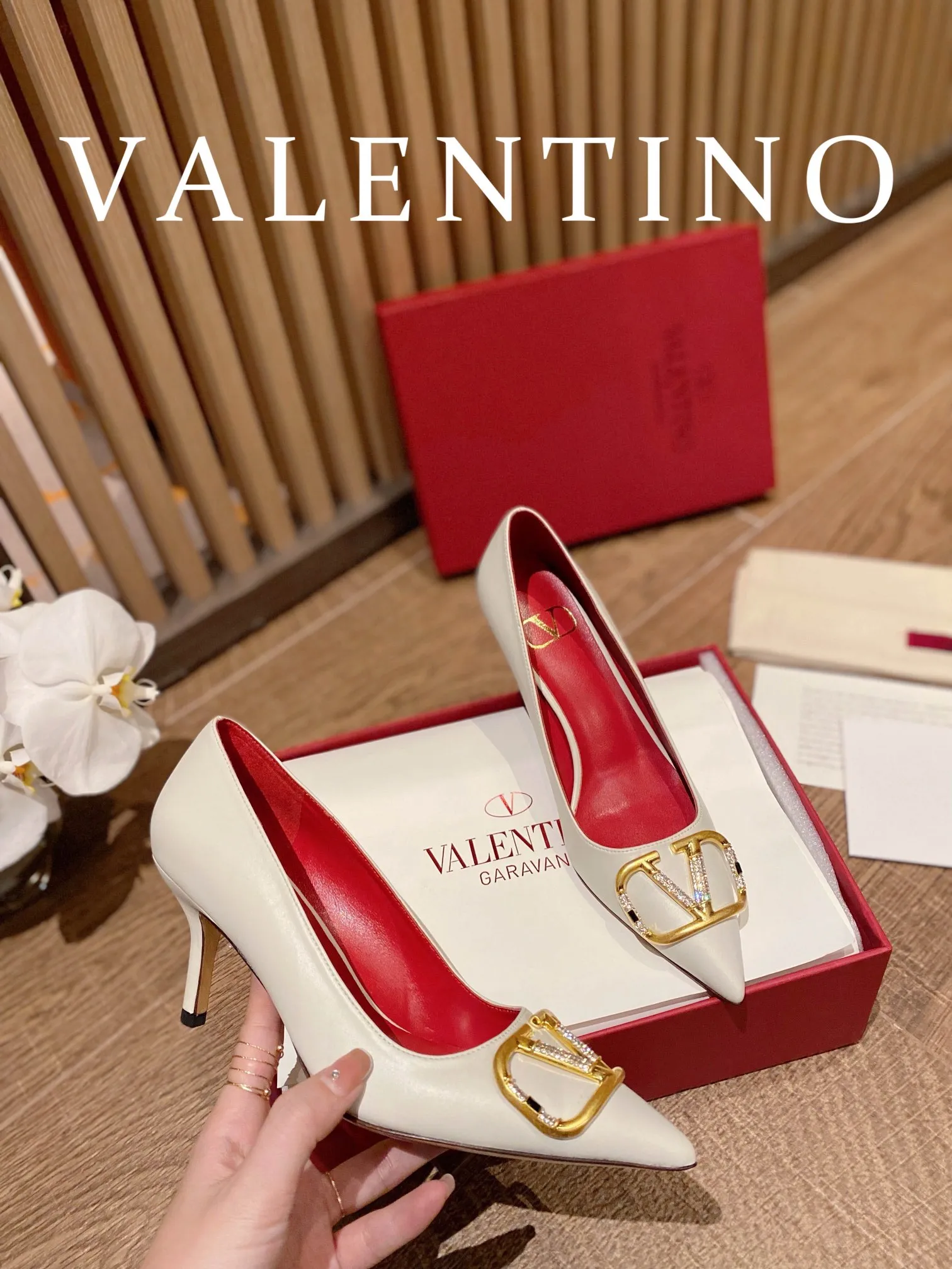 👟👟Ex-factory price 520👟👟 𝑉𝐴𝐿𝐸𝑁𝑇𝐼𝑁𝑂 Valentino ♡ The latest series of the counter 💯The new season of Valentino replaces the usual rivet elements with the initial V bronze (dotted buckle) buckle, simplifying the complexity Make the design more refined and durable. No matter your age, it can easily fit on your feet and make your feet look slimmer! The new season lives up to expectations! Worth buying ★Imported cowhide is absolutely high-grade ❥Original method is absolutely sensual ❥Elegant style creates a different feeling🙈 Simple temperament style!  ♡ show bdetails ———————————— ⊿▸: Size｜35-40 (customized at 34.40.41.42) ⊿▸: Material｜Imported cowhide ⊿▸: Material｜Exclusive molded rhinestone buckle ⊿▸: Material | Padded sheepskin ⊿▸: Material |Italian 🇮🇹 genuine leather outsole (the original 1:1 method has a wood grain shape) ⊿▸: Heel height｜8cm
